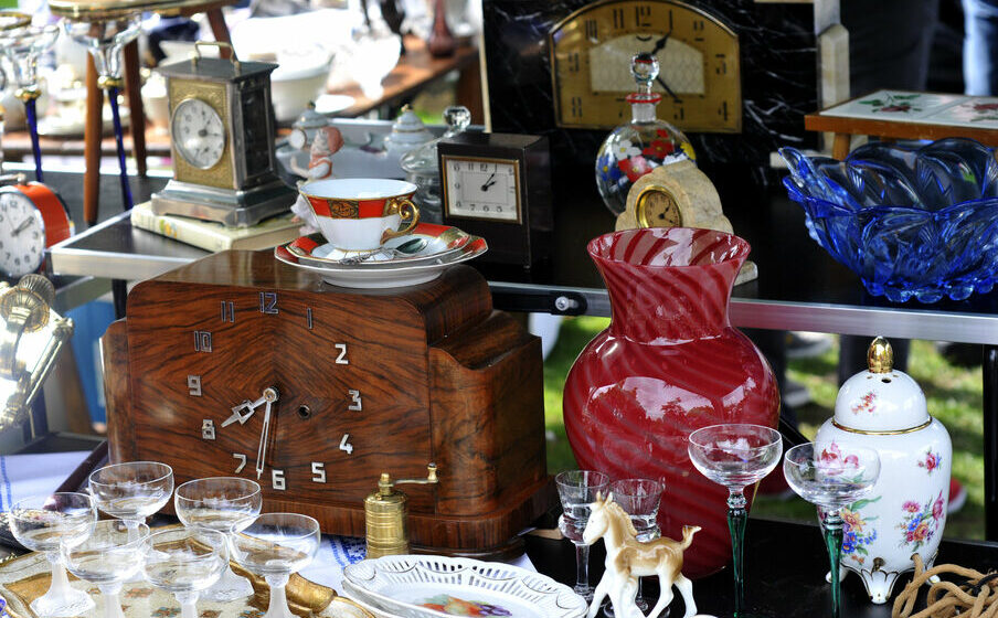 Vide grenier par taboga sur Shutterstock